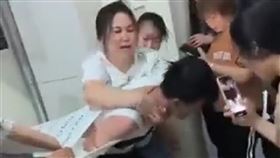 大陸河北石家莊日前（14日）發生一起偷拍事件，一名男子穿扮女裝混進河北師範大學的女子浴室內偷拍，但形跡敗露被當場揭發，他拚命想逃卻被女學生掐脖攔阻，最後被獲報而來的公安帶回偵辦。