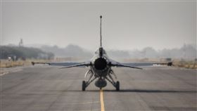 共機頻頻擾台  空軍戰機勤務吃重（1）中共軍機頻頻擾台，讓我國空軍勤務、訓練的分量都比以往吃重。圖為25日嘉義水上機場跑道上的空軍F-16V戰機。中央社記者王飛華攝  112年3月25日