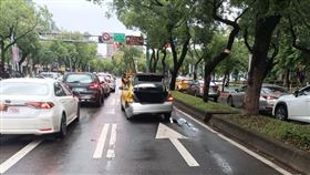 士林中山北路五段發生3車連環車禍。（圖／翻攝畫面）