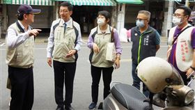 莊人祥（左）今至台南視察登革熱防治工作情形。（圖／疾管署提供）