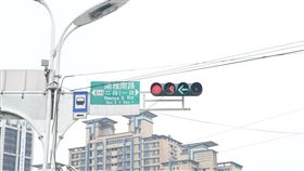 ▲道路、馬路、道路交通指向線、交通號誌、紅綠燈。（圖／鍾釗榛攝影）