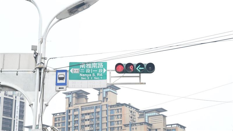 多時相紅綠燈看到眼花　1規定半數人答錯