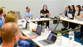 數位發展部長唐鳳於英國當地時間14日拜會英國創新科技部。（圖／數位部提供)