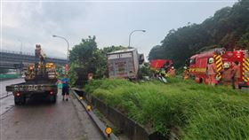 國1,交流道,護欄,貨車,車禍（圖／翻攝畫面）