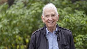 美國前軍事分析家艾茲柏格。（圖／翻攝自推特,攝影師Christopher Michel 攝）