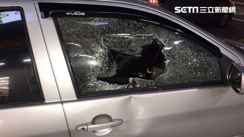 行車糾紛他出拳砸破車窗　莽男下場超慘