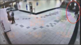 ▲一名年經女子4月間在台北捷運蘆洲站出口處，遭到一名男子(紅圈處)疑似假借酒醉靠近，趁機伸鹹豬手襲臀、摸背。女子嚇得左閃右躲後向站務人員求助。台北捷運警察隊經過數月追查，終於逮到色狼，發現竟然還任職科技公司當小主管。（圖／翻攝畫面）
