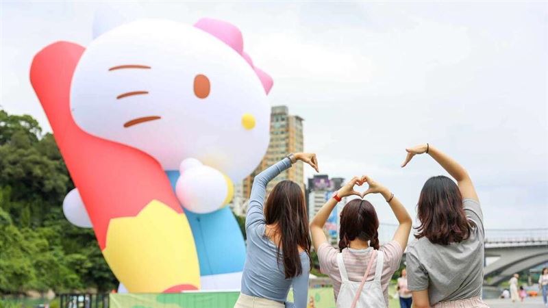 新北碧潭裝置藝術點燈　三麗鷗家族登場