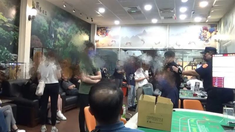 百家樂賭場藏身藝品店　桃警攻堅逮40人