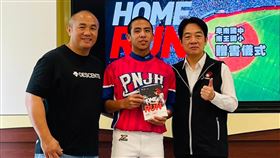 賴副總統贈書花東棒球隊學校副總統賴清德（右）17日在中職味全龍隊打擊教練張泰山（左）陪同下，贈送張泰山自傳「HOME RUN：森林王子張泰山O～EO」給台東地區棒球隊學校。（台東縣政府提供）中央社記者盧太城台東傳真  112年6月17日