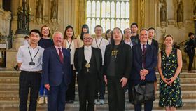 數位發展部部長唐鳳於英國當地時間16日率團參訪英國國會，與英國對台貿易特使暨上議院副議長福克納勳爵。（圖／數位部提供)