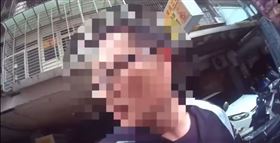 新北市三重區李姓男子，氣店家不給刷卡結帳，怒持空氣槍朝店家玻璃門連轟5槍逃逸，警循線一小時逮人。（圖／翻攝畫面）