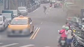 北投新建案水泥爆模，從19樓灑落泥漿、碎石。（圖／翻攝畫面）