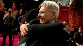 關繼威（左）驚喜出現在福伯背後，2人熱情相擁。（圖／翻攝自YouTube）