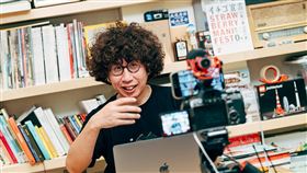 升格製作人　李明璁新節目挑戰「宅錄」拍攝社會學家李明璁企圖打造台灣在疫情時期的新型態帶狀節目「保持聯絡/Alone Together」，以Call out視訊形式，邀來賓共同「宅錄」，聊聊這段期間的生活型態變化與自我成長，這也是李明璁首度挑戰節目製作人。（公視提供）中央社記者葉冠吟傳真 110年8月19日