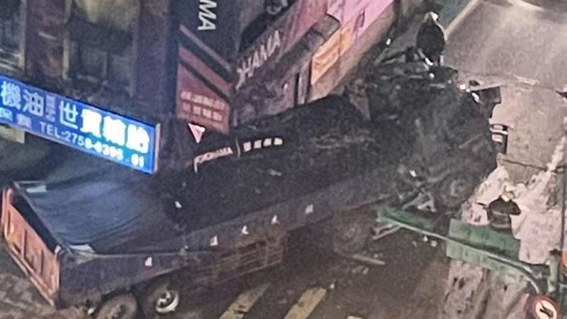 砂石車撞北市信義區民宅　梁柱斷裂超驚悚