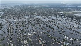 卡科夫卡水壩（Kakhovka Dam）潰堤引發洪水。（圖／美聯社／達志影像）
