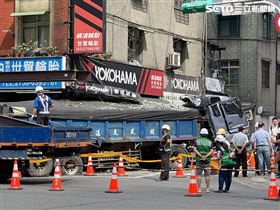 ▲北市信義區凌晨「砂石車撞汽車保養廠」！驚悚畫面曝　居民聽巨響嚇壞（圖／記者許雅惠攝影）