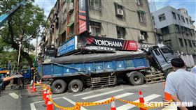 ▲北市信義區凌晨「砂石車撞汽車保養廠」！驚悚畫面曝　居民聽巨響嚇壞（圖／記者許雅惠攝影）