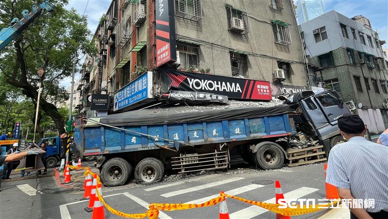 獨／北市砂石車半夜撞民宅　里長揭3疑點