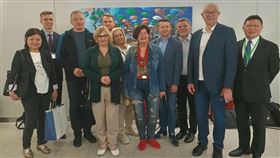 波蘭眾議院外交委員會副主席Barbara Bartuś(左4)率訪團抵台，外交部歐洲司副司長林主恩(右一)前往接機。（圖／外交部提供)