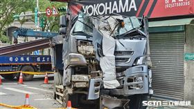 ▲台北市信義區松德路，砂石車衝撞轉角處的汽車保養廠，不偏不倚撞斷騎樓承重柱。（圖／記者許雅惠攝）