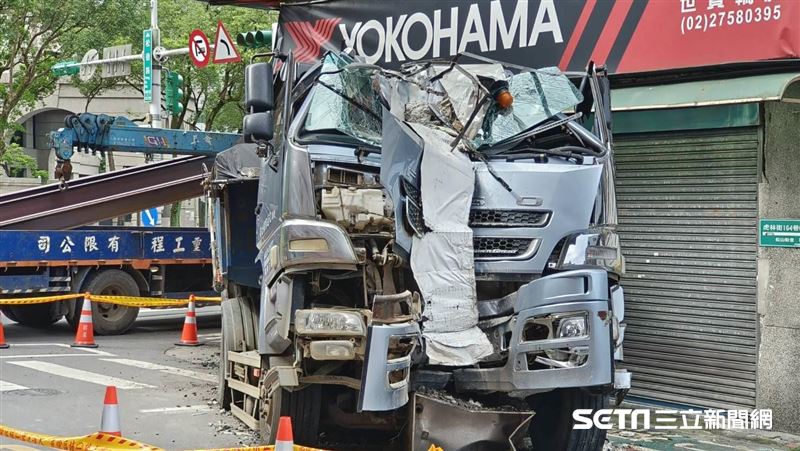 撞碎民宅梁柱　砂石車司機見受害者吐4字
