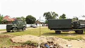 烏干達的安全部隊在魯比里哈中學外封鎖了事發現場。（圖／路透社／達志影像）