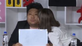 統神當初在節目中遭到蕾菈強吻「不舒服」、「受到性騷擾」。（圖／翻攝自YouTube／浪PLAY）