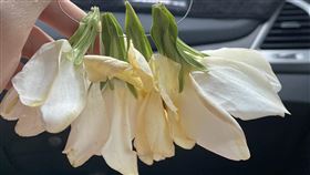 原PO與老公等紅燈時購買玉蘭花。（圖／翻攝自《匿名2公社》臉書）