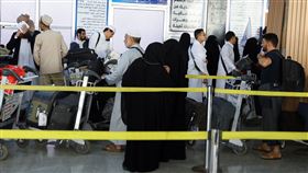 ▲沙那機場歷經7年的封鎖關閉後，終於迎來了一架飛往沙烏地的商業航班。（圖／路透社／達志影像）