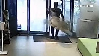 討千萬裝潢款　北市名眼科診所遭丟煙霧彈