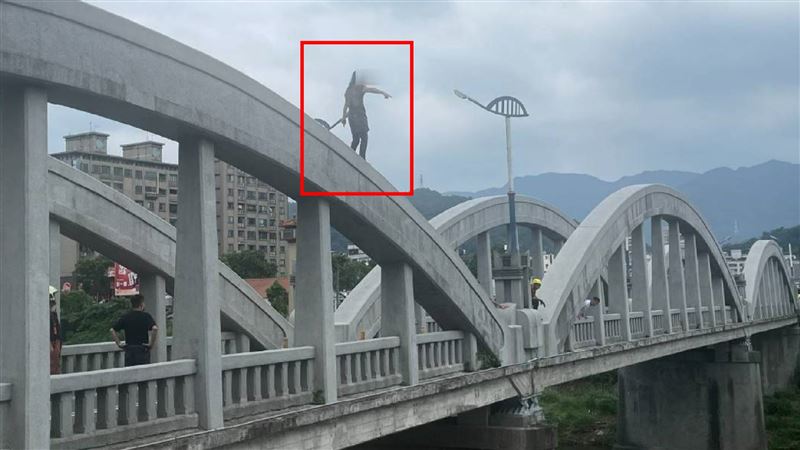 女爬上古蹟「三峽拱橋」登頂　遊客急報警