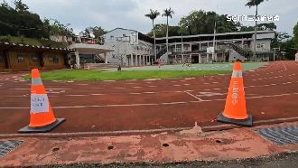 國小跑道破損「像火燒」民眾憂有安全疑慮