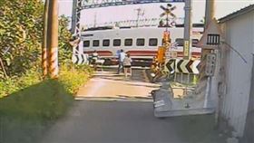 台鐵佳冬=枋寮間，一民眾疑似持釣竿感電躺於路線旁。（圖／翻攝畫面）