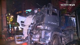 文 砂石撞民宅1800