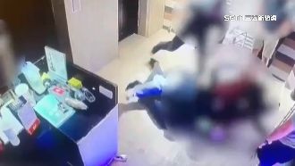 獨／醉男鬧水煙館！伊朗籍老闆熊抱壓制