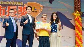 每天通勤3小時求學  73歲高中生獲市長獎73歲的簡綿華（右2）是台北市南華高中111學年度最年長畢業生，她為圓求學夢每天通勤3小時，成績也始終維持班排前3名，18日接受市長蔣萬安（左2）頒發市長獎肯定。（台北市教育局提供）中央社記者陳昱婷傳真  112年6月18日
