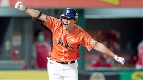 統一獅隊林益全在延長賽10局下敲出再見安打，帶領球隊贏球，也助獅隊將魔術數字降到M5。（圖／翻攝自統一獅粉專）