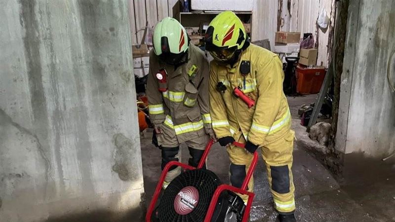 基隆冷凍廠氨氣外洩　消防員戴呼吸器進入