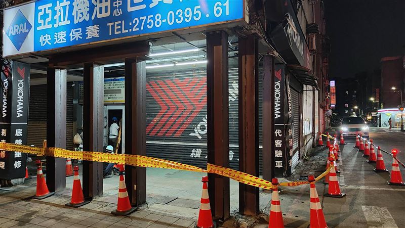 6鋼架撐起北市遭撞騎樓　道路人車可通行