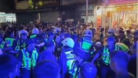 新莊地藏庵遶境再傳衝突，警方排成人牆阻擋衝突。（圖／翻攝畫面）