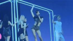 BLACKPINK,成員,Jennie,放空,發呆,演唱會,雪梨https://weibo.com/2654419193/N5UNZcJrI?refer_flag=1001030103_&layerid=4914100033034634