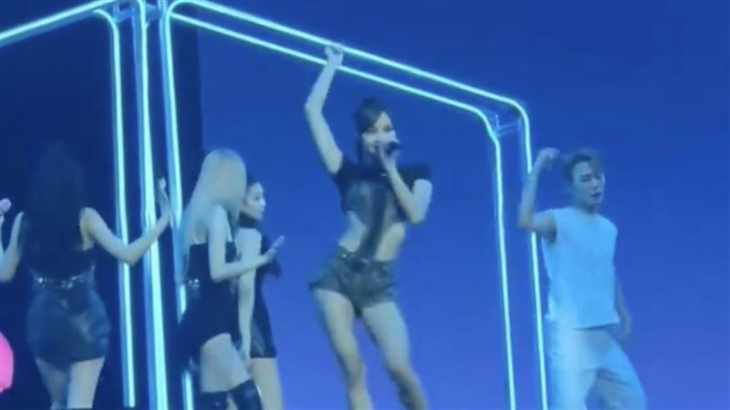 Jennie唱到放空片段瘋傳！她碰肩膀才回神