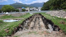 玉里斷層調查開挖槽溝  位移裂縫見證地動數千年學術單位在918地震後針對玉里斷層調查，在鎮民廣場開挖3公尺深槽溝，從土石錯動痕跡證明玉里斷層已活動幾千年歷史，找到918地震位移的裂縫，盼未來成為地質教育場域。中央社記者李先鳳攝  112年6月18日