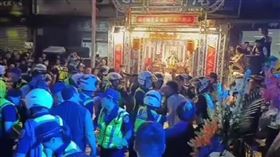 新北市新莊區地藏庵祈福遶境活動昨晚再度發生衝突，疑有人在施放爆竹後，將炮竹殘渣踢向路邊，引起路人不滿發生口角衝突，警方見狀立刻動員人力隔離雙方，並將一名酒醉、情緒激動男子帶回警局強制管束。