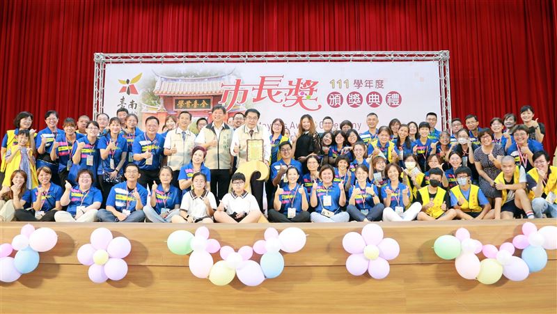 畢業生後空翻+下腰！這個市長配合演出