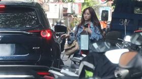 或許是身兼人母與工作，Sandy神情看起來頗為疲憊。（圖／本刊攝影組）