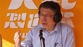 柯文哲與網紅直播談台灣政治（2）以直播娛樂為主題的特展「17LIVER EXPO 人氣製造祭」18日在台北華山文創園區繼續展開，台灣民眾黨主席柯文哲下午也到場參與，並和YouTuber直播討論台灣政治議題。中央社記者徐肇昌攝  112年6月18日