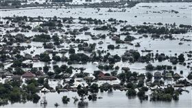 烏克蘭卡科夫卡水壩（Kakhovka Dam）遭炸潰堤（圖／美聯社／達志影像）